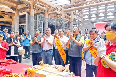 金包里慈護宮上梁大典，侯友宜盼117年順利完工。
