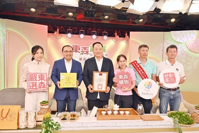 侯友宜今（5）日與新北市農會總幹事張麗梅、坪林區農會理事長陳文慶及今（115）年度百萬冠軍茶王鄭永順，一同登上東森購物台行銷春季包種茶。