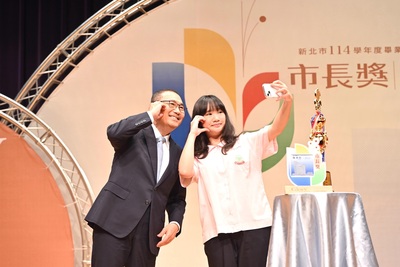 侯友宜表示，市長獎是肯定的榮耀，也象徵著承擔與責任，期許學生持續以努力學習的態度追求卓越，逐步向理想邁進，開創屬於自己的未來。