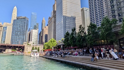 新北市長侯友宜率市府團隊實地考察芝加哥河Riverwalk，借鏡其河岸空間活化及親水環境營造經驗，讓河流融入市民日常生活型態。