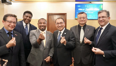 （左到右）芝加哥市議員暨友台連線共同主席 Raymond Lopez、伊利諾州眾議員Jawaharial幕僚長William R Riley、伊利諾州州參議員Willie Preston、新北市長侯友宜、駐芝加哥台北經濟文化辦事處處長類延峰、芝加哥市議員暨友台連線共同主席 Scott Waguespack