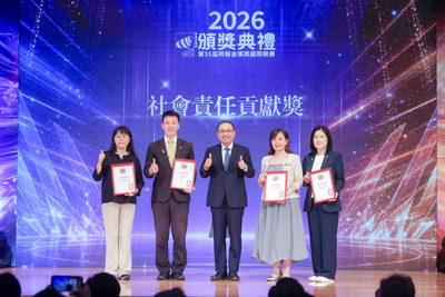 新北市長侯友宜出席第35屆時報金犢獎國際競賽頒獎典禮，頒發社會責任貢獻獎。