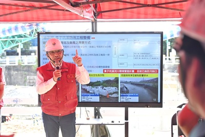 侯友宜表示，因應巴威颱風可能帶來強風豪雨，市府已完成滯洪池淨空，並準備好抽水機組及沙包等防汛整備，提醒市民朋友颱風期間，減少不必的要外出，共同做好防颱準備。