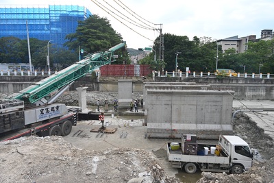 新北市長侯友宜率市府團隊實地視察塭仔圳市地重劃區四號（民生）橋及大窠坑溪水環境營造工程。
