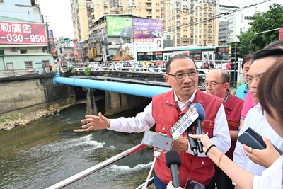 侯友宜視察大窠坑溪水環境營造工程。他表示，目前正持續推動第三期工程，未來將兼顧防洪、生態及休憩功能，打造水岸綠廊。