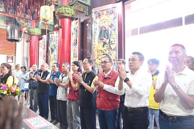 侯友宜前往漁澳順天宮參拜，感謝媽祖護佑北海岸漁民出海平安、地方觀光休閒產業及漁業發展順利。