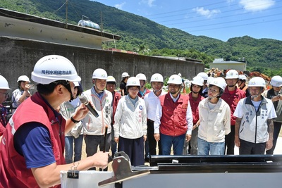 侯友宜前往視察萬里「瑪鋉溪忠福橋至中幅橋護岸改善工程」。