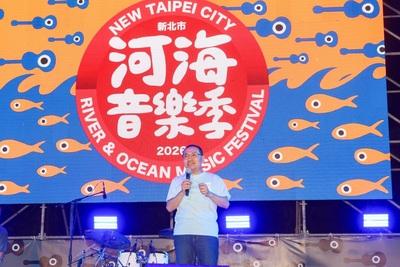 2026新北市河海音樂季貢寮場今（25）日於福隆大草坪熱力登場，侯友宜親赴現場頒獎。