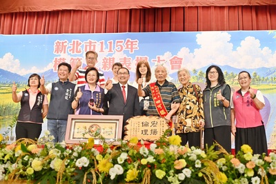 2.侯友宜指出,今年榮獲表揚的模範父親都有令人感動的生命故事。100歲的田可鑑先生親自步入會場,展現身體健康外,常教導孩子人生最重要的是品格,每個孩子都在各領域表現的可圈可點。