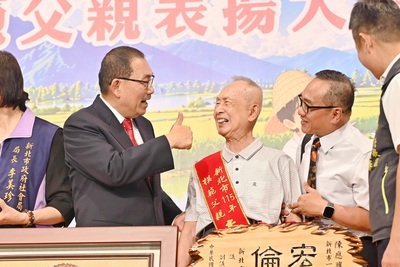 3.侯友宜表示,今年55位模範父親的人生故事都令人感動,不僅是子女心中的榜樣,也是社會學習的典範。