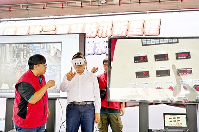 侯友宜在現場戴上頭戴式顯示器，透過XR遠端系統，實際操作抽水站機組按鈕開關。