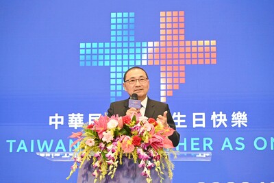 侯友宜指出，新北全力籌備國慶晚會，以「世界的舞台．齊聚台灣」為主題，邀請國內外多組藝人及表演團隊，透過音樂與表演呈現文化匯聚的能量。