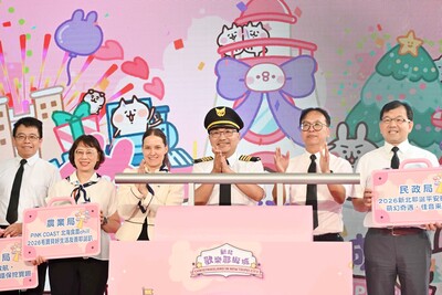 3.今年耶誕城規劃四大主題燈區，市民廣場以「萌幻熱氣球之旅」為主題；站前廣場為「深海啟航港灣」；萬坪公園為「森林萌遊會」；南廣場則為「耶誕精靈夢工坊」。