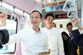 新北公車全球首創預約下車服務，朱市長親自搭乘體驗。