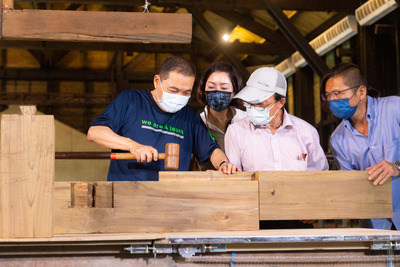 瑞三整煤廠採用特殊的日式木造榫接，侯友宜市長體驗拼接敲擊組裝鳩尾榫、犁壁榫