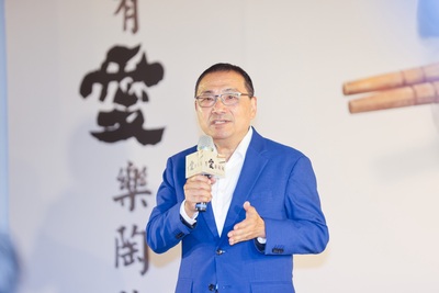 侯友宜表示,活動結合淡水在地文化與企業社會責任,展現跨界合作的力量,院生們創作具生命韌性的「馬偕宴」陶藝筷架。