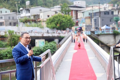 新北市定古蹟「坪林尾橋」修復完成,今(6)日市長侯友宜與居民共同見證百年歷史風華再現。