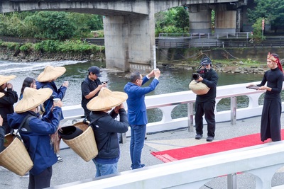 國際知名「無垢舞蹈劇場」以「為百年尾橋獻香奉茶」為主題進行祈福演出,新北市長侯友宜代表接受舞者奉上的象徵祝福與傳承的茶湯,獻上對山林大地最誠摯的敬意。