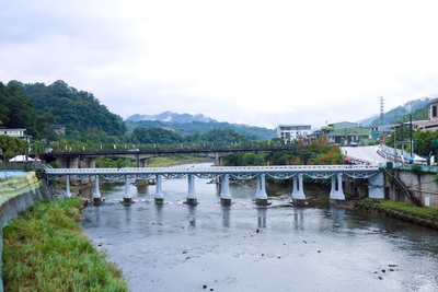 坪林尾橋建造於西元1900年,是跨越北勢溪、連結往返臺北與宜蘭的重要交通節點,迄今已長達逾百年,成為極具地方意象的重要景點。