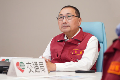 中秋節、教師節4天連假即將展開,新北市長侯友宜今(24)日下午前往交通戰情室視察即時路況及交通疏運整備情形。