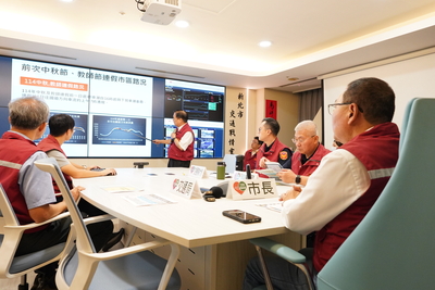 市府團隊透過24小時監控路況提前預警,並落實警力調配,依現場狀況彈性調整疏導措施,確保返鄉民眾及遊客都能度過愉快、安全的中秋連假。