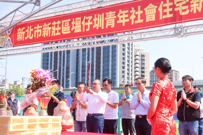 本案是塭仔圳首座大型社宅,市府以總經費約68億元,興建地上21層、地下4層建築,提供925戶社會住宅,打造全齡共融的宜居新家園。