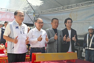 增設出入口工程自去年5月27日開工,克服用地、管線及既有結構等施工難題,今日完成主體上梁。