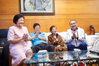 1.新北市長侯友宜今(14)日前往淡水區拜訪高齡101歲的人瑞洪許俸女士,洪許俸更即興唱起日本童謠「桃太郎」,展現活潑開朗的精神。
