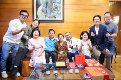 2.侯友宜訪百歲人瑞洪許俸,致贈重陽禮金祝福洪許俸女士重陽節快樂、平安健康。