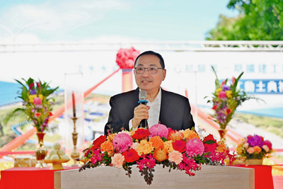 1.新北市長侯友宜今(19)日出席「淡水水資源回收中心超額第一期擴建工程」開工動土典禮,祈求工程平安順利。