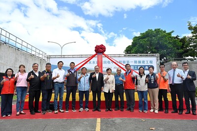 3.侯友宜表示,淡水水資源回收中心擴建工程完工後,日處理量從原先的 5.6 萬噸提升至 7 萬噸,強化淡水地區污水處理量能。