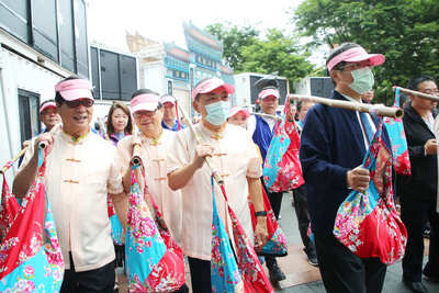 109年新北市客家義民爺嘉年華，侯友宜市長挑擔奉飯踩街