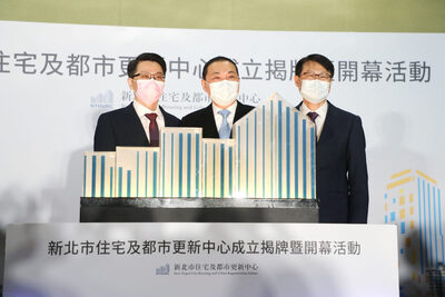 新北市住宅及都市更新中心揭牌典禮，侯友宜市長、新北市住都中心董事長陳純敬及新北市住都中心代理執行長汪禮國出席揭牌祝福