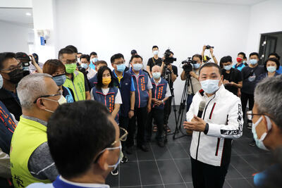 視察樹林區第六公墓納骨塔新建工程(二期)，侯友宜市長與地方代表相互交換意見