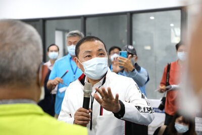 侯友宜市長關心樹林區第六公墓納骨塔新建工程進度，期許紀念園區能結合環保永續，滿足市民需求