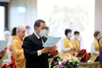 侯友宜市長赴佛光山擇善寺祈福，為罹難者持誦心經