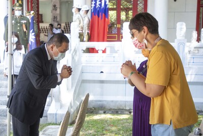 新北市忠烈祠110年革命先烈陣亡將士暨殉難同胞秋祭，侯友宜市長向遺族家屬致意
