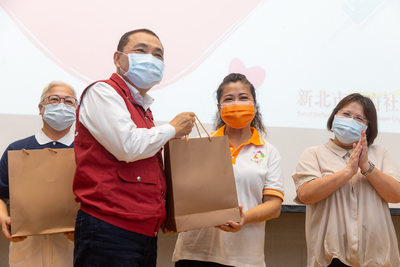 對於新北COVID-19居家照護關懷專線暨衛生所防疫志工的辛勞，侯友宜市長致上最衷心的感謝