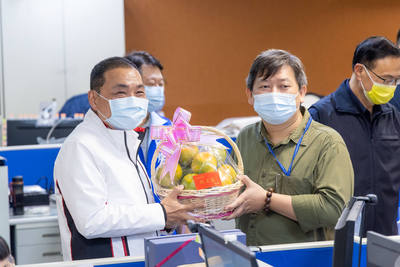 新北偵破詐欺集團私行拘禁案，侯友宜市長攜水果慰勉刑警大隊