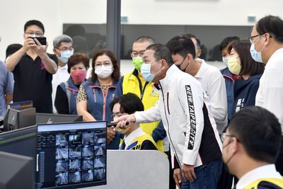 安坑輕軌通過穩定性測試侯友宜視察機廠行控中心
