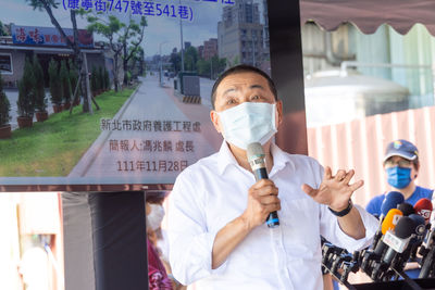 侯友宜市長聽取「汐止區康寧街二期拓寬工程」簡報，與工程單位交換意見