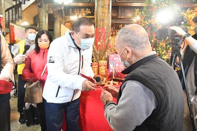 發送紅包祝福民眾新的一年平安、賺大錢