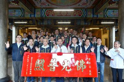 新北市長侯友宜上午至三重碧華寺參香