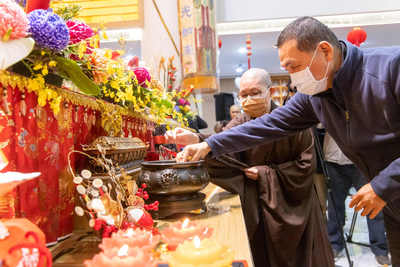 新北市長侯友宜大年初五(26日)前往土城慈法禪寺參拜祈福，祈求市民平安健康賺大錢