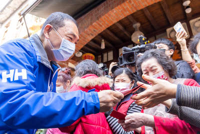 侯友宜市長走訪深坑老街發送福袋
