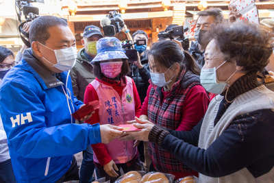 走訪深坑老街發送福袋 侯友宜邀民眾把握年假至新北各老街走走