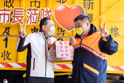 侯友宜市長視察泰山區清潔隊慰勞春節執勤辛勞，致贈春節福袋及水果