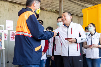 侯友宜市長感謝清潔隊一年來的辛苦付出，送上好運福袋，祝福隊員平安順利