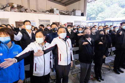 新北市公車業者嚴格落實行車安全教育，侯友宜市長與司機進行「指差確認」訓練
