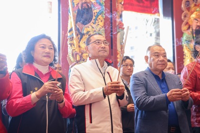 新北市長侯友宜大年初四(13日)前往五股賀聖宮參拜祈福。